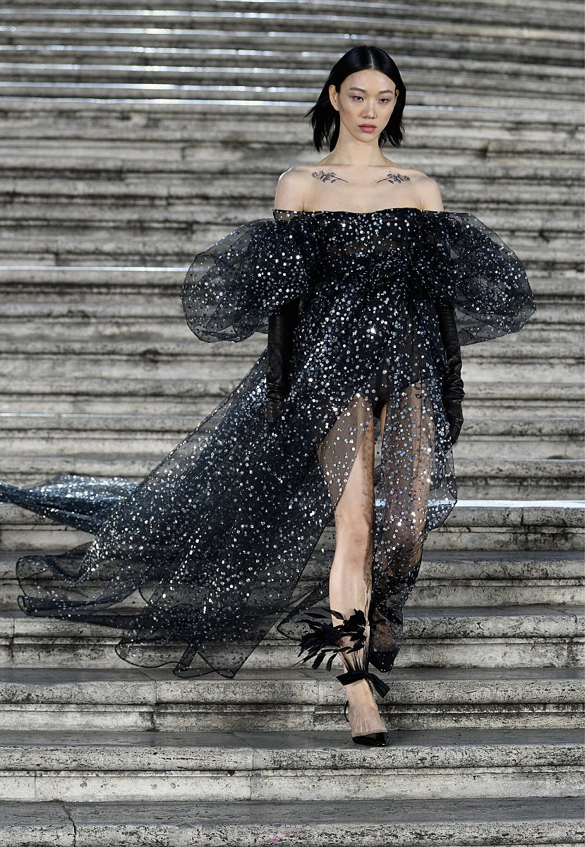 Valentino Fall-winter 2022-2023 - Couture - 1