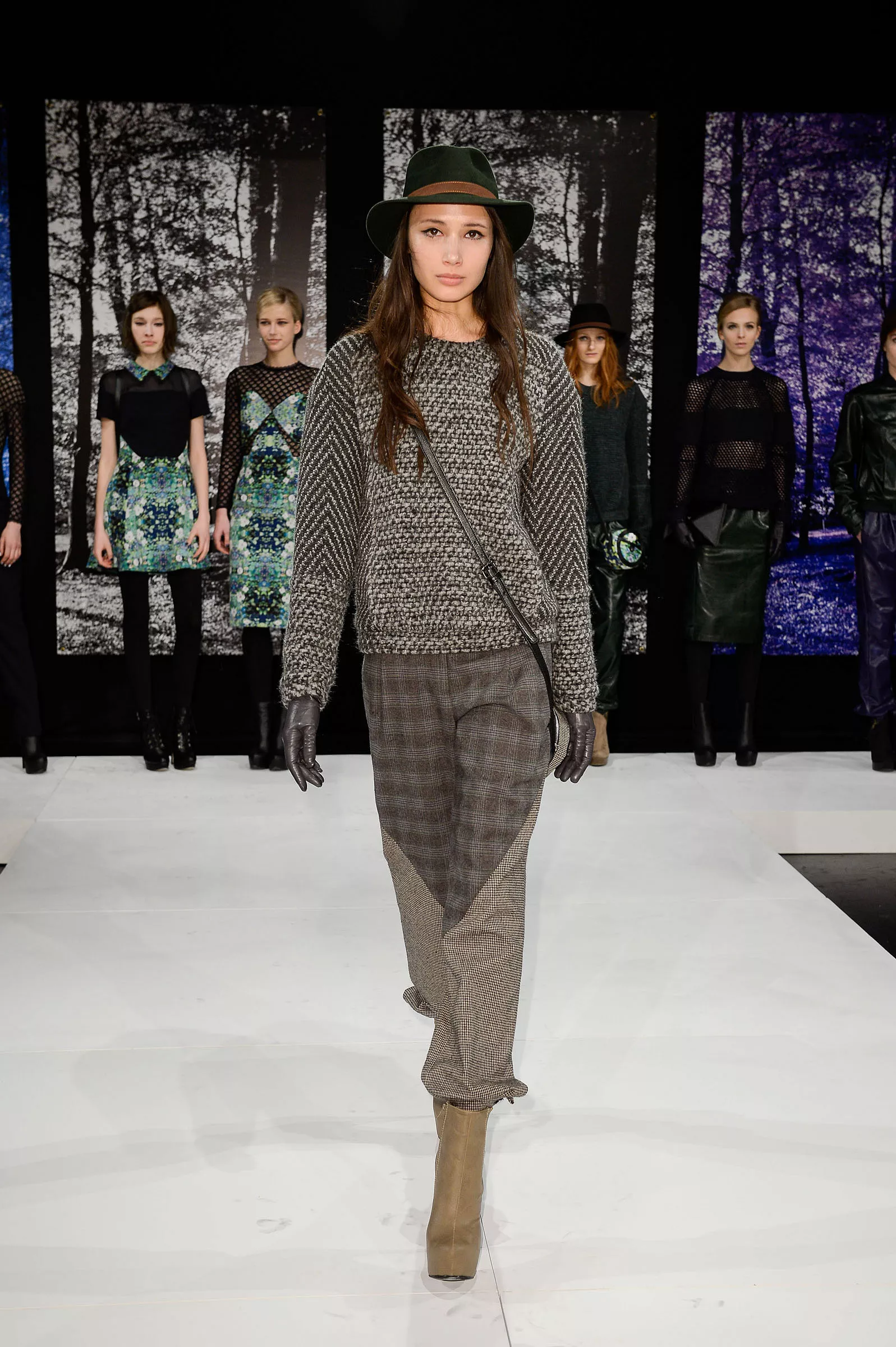 Model Kim Iglinsky walks the runway in the Josephus Thimister Spring  News Photo - Getty Images